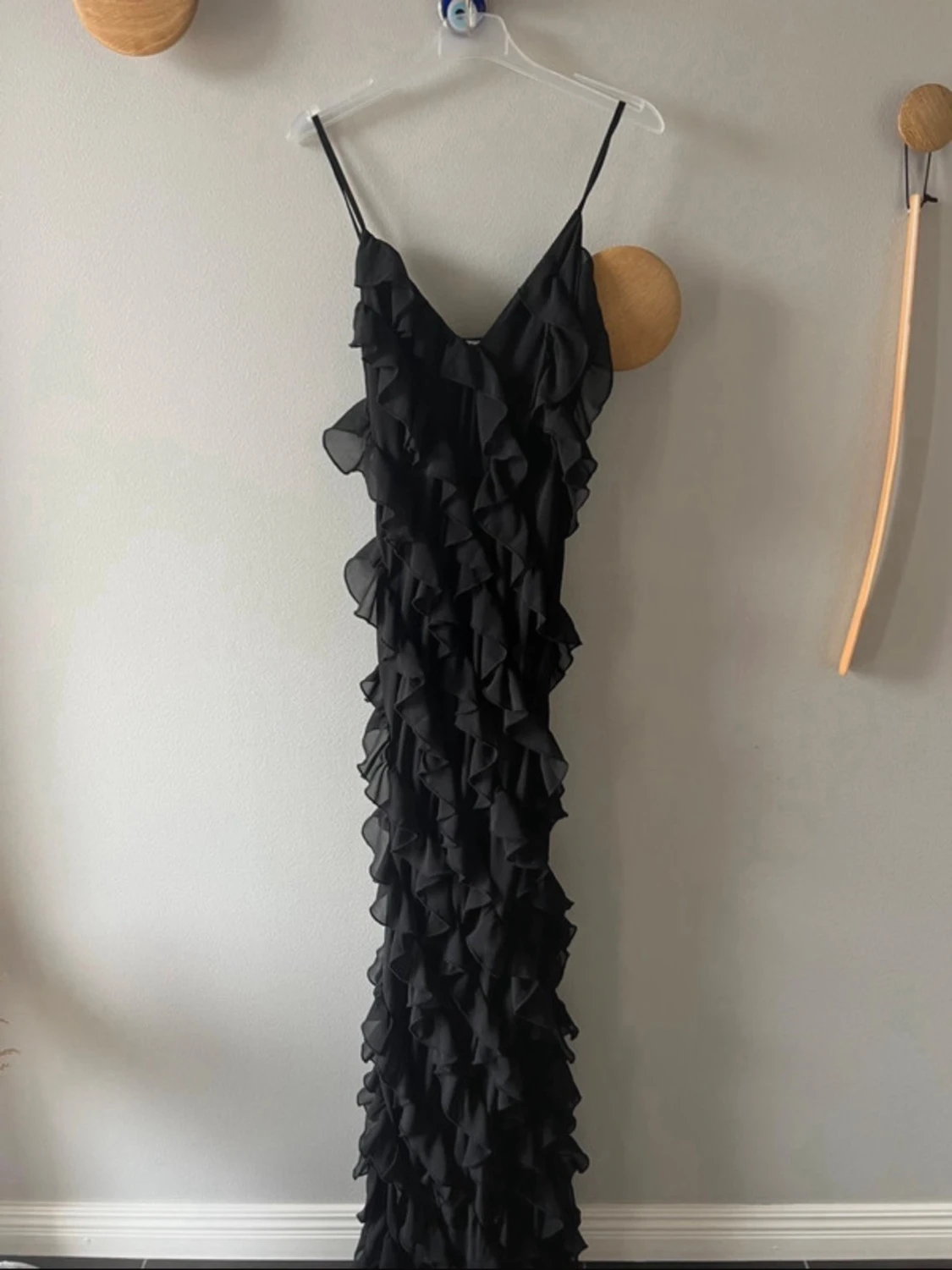 Svart långklänning med volanger - 2