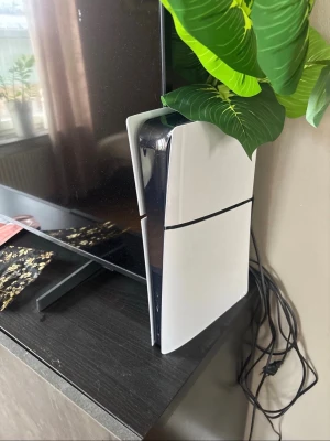 PlayStation 5 spelkonsol vit - Säljer en PlayStation 5 spelkonsol från Sony. Konsolen har en futuristisk design med vita och svarta paneler och är tillverkad i plast. Perfekt för gaming med kraftfull prestanda och stöd för de senaste spelen. Två kontroller ingår. Kan hämtas 