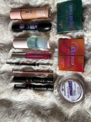 Essence Protect Your Energy Ögonskuggspalett - Snygg ögonskuggspalett från Essence med fyra varma nyanser i koppar, brons och guld samt en matt brun skugga. Paletten har både skimriga och matta färger, perfekt för kreativa sminkningar. Kompakt format som är lätt att ta med i väskan.