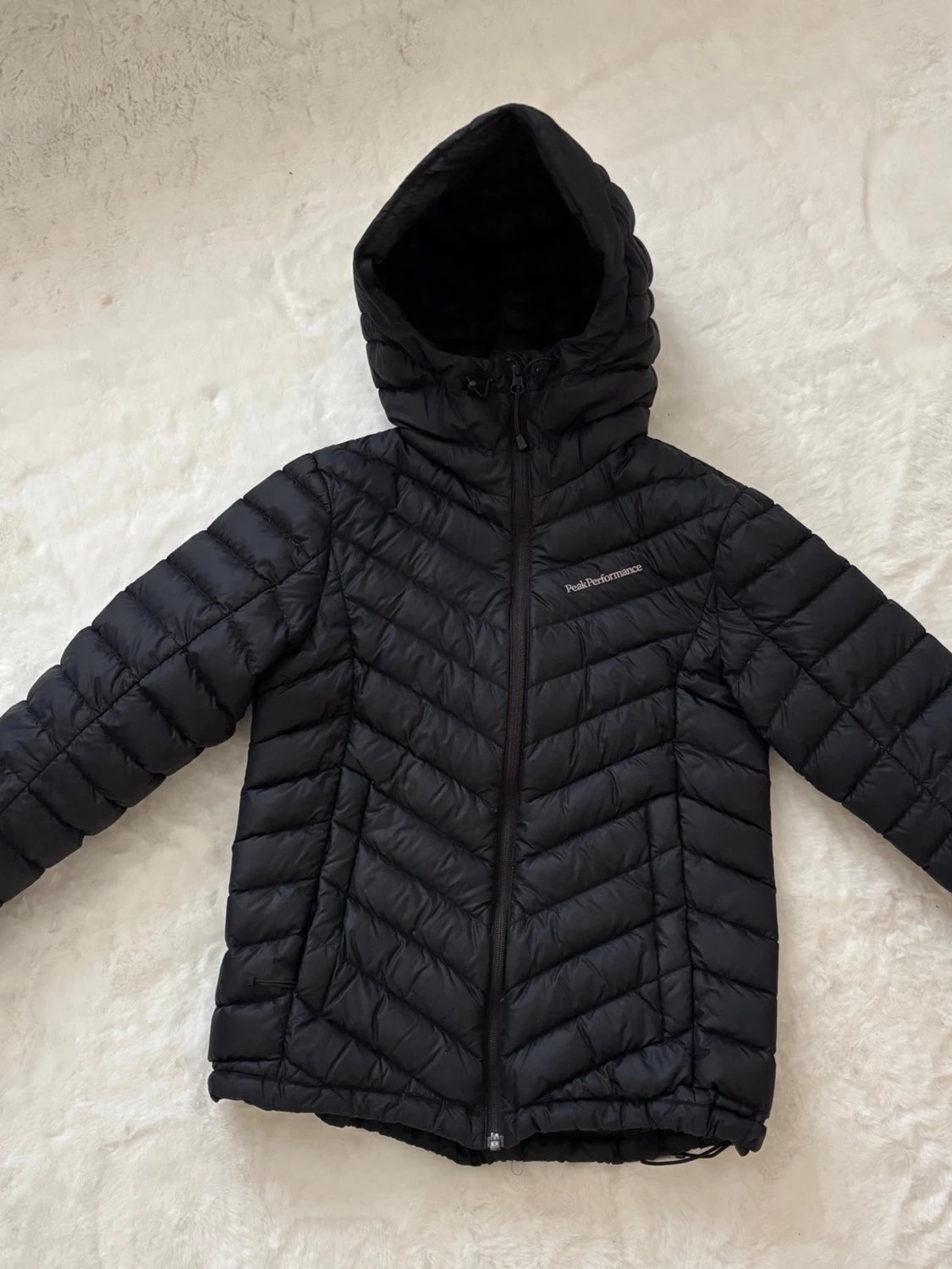 Svart pufferjacka från Peak Performance