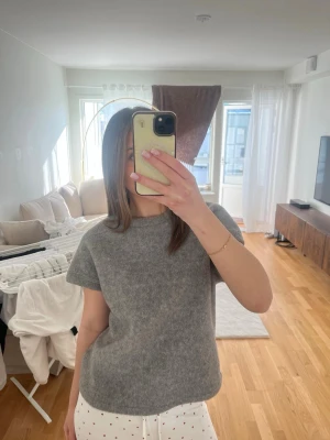 Mjuk tshirt ZARA - Skön och mysig T-shirt liknande tröja från zara. Min favorit innan men måste rensa🩷