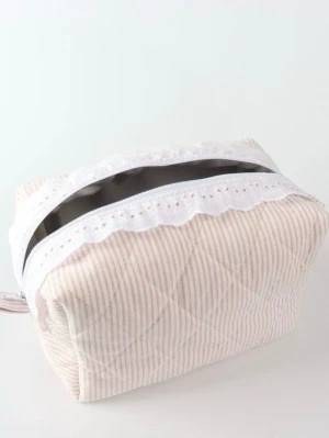 Necessär med spets  - Söt necessär i quiltat tyg med ljusrosa och vita smala ränder. Tillverkad av återvunna tyger. Insidan är fodrad i ett avtorkningsbart och vattenavvisande material och formen är boxig vilket ger gott om plats för dina skönhetsprodukter. Måtten är: H:13cm, B:10cm, L:20cm. Obs spetsen kan variera, skriv så skickar vi bilder på de som finns kvar🩷🩷