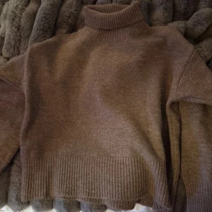 Brun polotröja i stickat material - Snygg stickad polotröja från Wera i strl XS