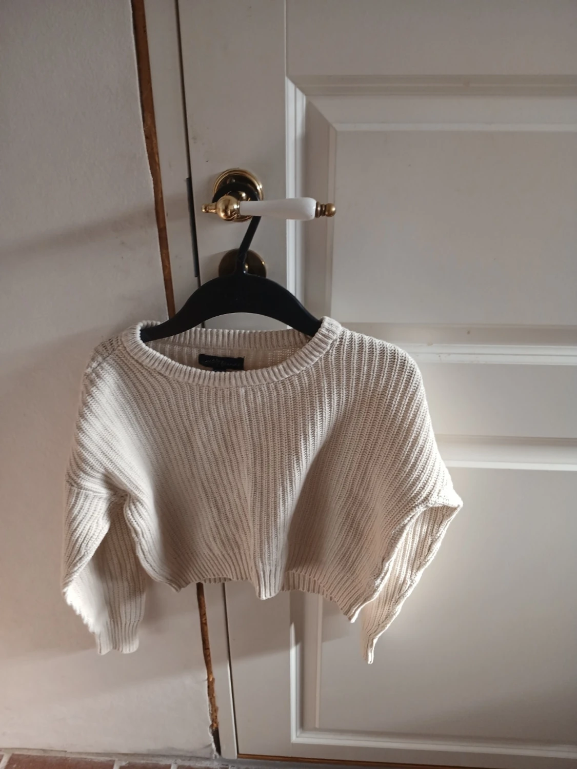 Beige cropped stickad tröja