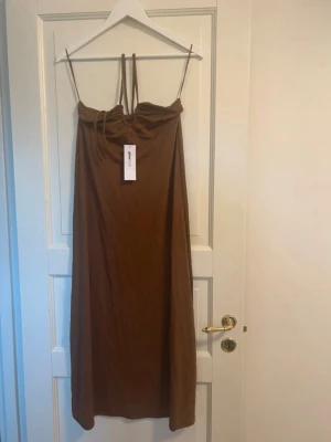 Ny klänning, Gina  - Oanvänd klänning, helt ny med prislapp