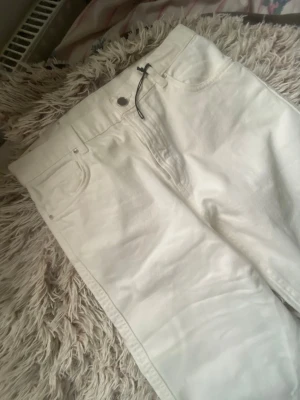 Vita petite jeans från Zara - Säljer ett par vita raka/vida jeans från Zara. Storlek 38 men själv tycker jag dem är små i storleken. Dem är cropped så passar dig som är 160 ish eller under. Skriv ifall ni vill ha midjemått eller längdmåttet