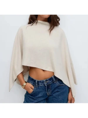 Beige poncho - Stickad poncho från Ginatricot. I storlek M men passar mig som använder XS/S i toppar. Bekväm och fin använd 2 gånger, köpt för 299