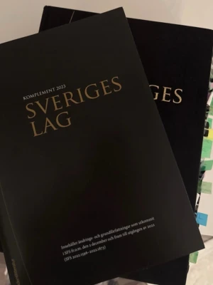 Sveriges Lag 2023 med komplement - Säljer Sveriges Lag 2023 med tillhörande komplement. Böckerna är tjocka och har svart hårdpärm med guldfärgad text. Perfekt för juridikstudier eller dig som vill ha koll på svensk lagstiftning. Innehåller alla aktuella lagar och förordningar.