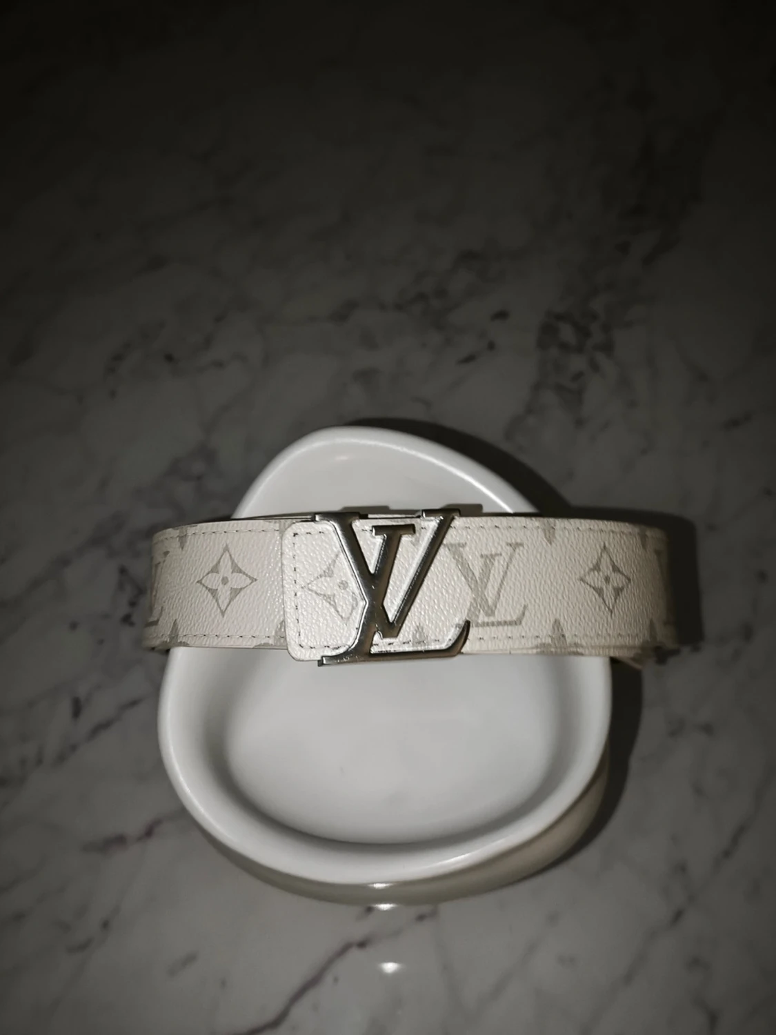 Vitt L designer bälte 115