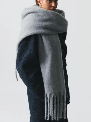 grå halsduk - jättefin grå halsduk från Gina Tricot. Den är inte använd så mycket, men har ändå blivit lite nopprig🫶🏻