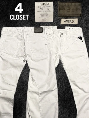 Vita Replay Anbass Jeans Slimfit W28 L30 - Feta vita jeans ifrån Replay med den klassiska slimfit modellen Anbass! Skick - Mycket bra✅ Storlek - 28/30✅ Kontakta för frågor och eventuella prisförslag, priset går att diskutera!🤝