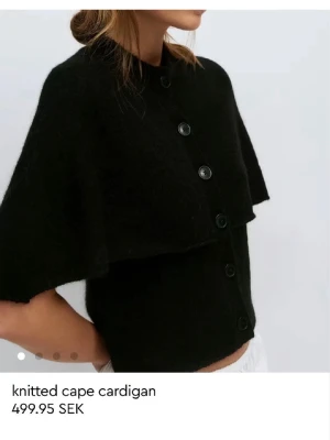 Stickad cape - Stickad cape kofta ifrån Gina tricot, storlek s. Mycket bra skick 