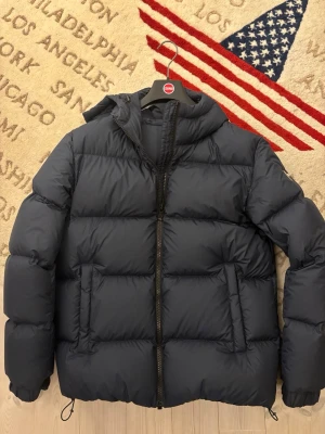 Colmar jacka - Snygg mörkblå jacka från Colmar. Den är i väldigt bra skick. Snygg galje medkommer. Nypris är runt 5000. Den är i storlek 50 (M/L).    Hör av dig vid frågor eller om mer bilder!