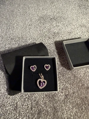 Guldfynd örhänge&halsband  - Smycken i äkta silver, hjärta med lila kubisk zirkonia. Oanvänd! 