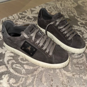 Philipp Plein mocka skor  - Philip plein skor köpt från farfetch, skorna är i otroligt bra skick. Dessa skor är verkligen något unikt. Kontakta gärna för fler frågor 