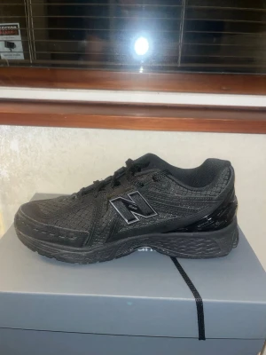  New Balance skor - Snygga helsvarta sneakers från New Balance riktigt sköna skor och använt dom bara en gång har legat i mitt rum bara jätte dyra skor om man köper nya skulle jag säga men priset går och diskutera. storlek 43/44