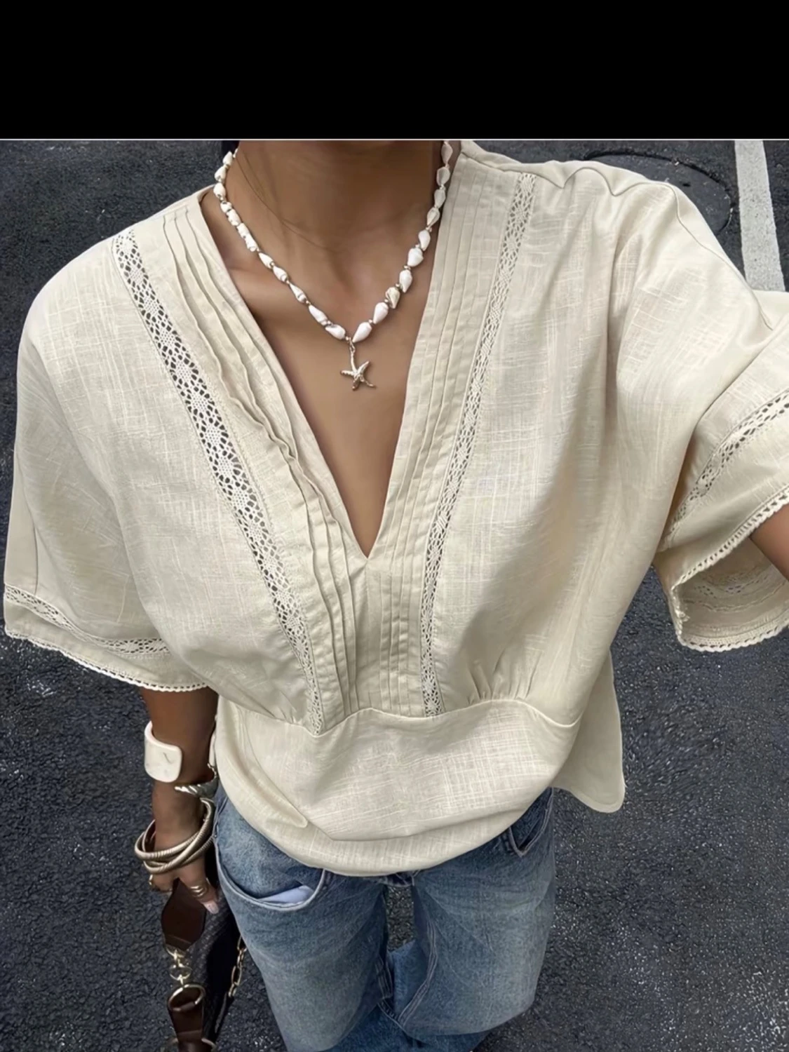 Beige blus med spetsdetaljer