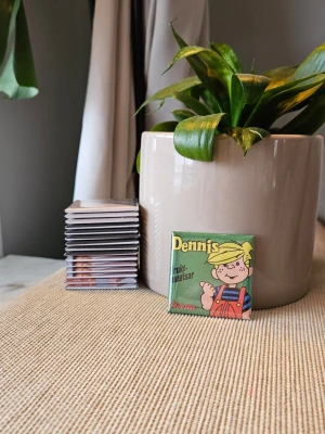 Kylskåpsmagnet nostalgisk tablettask - Kylskåpsmagnet nostalgisk tablettask. Available in size 50x50mm. All magnets are designed and handmade by me.  Materials used are a mix of new and second hand. Shopify: magnet-man-2.myshopify.com Insta: magnet.man_  /Magnet man