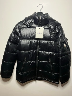 Moncler jacka svart - Svart Moncler jacka i ny skick, den har NFC i loggan, pm vid frågor eller detaljbilder och kom gärna med prisförslag.