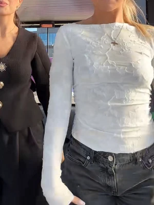 Vit långärmad topp med struktur - Vit långärmad topp med strukturerat tyg från Gina Tricot. Storlek S