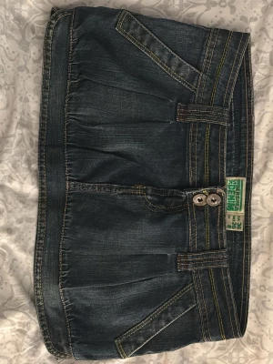 Vintage jeans kjol! -  Sälejr min as coola mini jeanskjol pg av att jag har för många. Den passar perfekt nu till sommaren!!! Den är från bershka och är vintige!!
