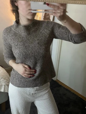 Smutsbrun stickat - Använda litegrann men bra skick💕💕 Kontakta mig för fler bilder🤗🤗det står XL av någon anledning men skulle säga det är S😅