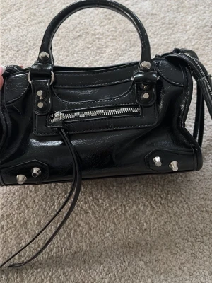 Svart handväska - Säljer denna superfina handväskan knappt använd mycket, nyskick 