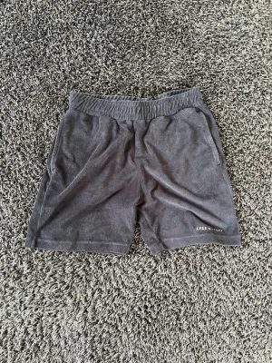 Lyle & Scott shorts - Säljer dessa riktigt sköna Lyle & Scott shorts. De är riktigt bra skick och riktigt snygga. De är i storlek S men passar XS. Hör av dig om du har några funderingar 
