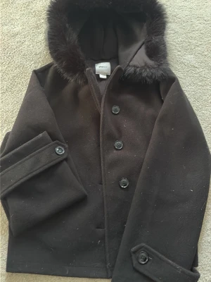 Svart kappa med fuskpäls från Gina Tricot - säljer min svarta kappa från Gina tricot knappt använd köptes för 500 mitt pris 350 