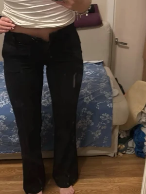 Svarta kostymbyxor från Nelly - Säljer ett par svarta kostymbyxor från Nelly med klassisk rak passform och normal midja. Perfekta för en clean och stilren look. Storlek 32 men tycker de passar 34 också