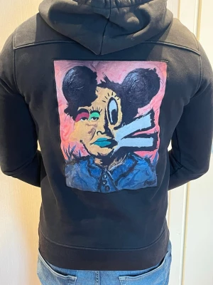 Limitato hoodie size small - Säljer denna snygga limitato hoodie från Fauves x limitato kollektionen. Den är strlk S och har en klassisk passform. 