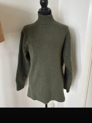 Stickad tröja - Säljer denna jättefina stickade tröjan från Hm, jättefint skick och perfekt för skolan❣️