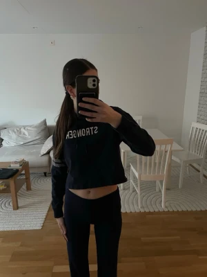 Snygg hoodie från Stronger - s - Snygg träningshoodie i storlek S. Jättefint skick! Aldrig använd 💕💕