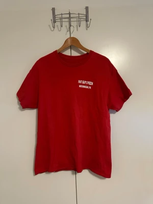 Vintage T-shirt - Vintage T-shirt köpt på thrift i USA. Unikt tryck både fram och bak. Passar M/L Skriv för fler bilder, mått eller andra frågor!
