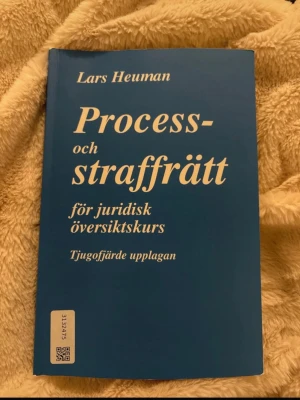 Process-och Straffrätt - Väldigt bra skick. 26/122 sidor har överstrykningar på sig.  Används bland annat för JIKEN & JÖKEN.  Säljs även på adlibris campus via denna länk: https://campusbokhandeln.se/anvandare/14847-3146822  Men är billigare här ;)
