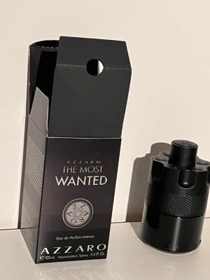 Azzaro The Most Wanted EdP 100ml - Azzaro The Most Wanted Eau de Parfum Intense är en parfym i en cool, svart flaska med unik cylinderformad design. Flaskan rymmer 100 ml och har en modern, maskulin look med detaljer i svart plast och metall. Doften är intensiv och passar dig som gillar att sticka ut.