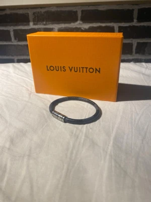 LV armband  - Tja säljer de här feta LV armbandet, mycket fint skick inga defekter, boxen följer med ! 