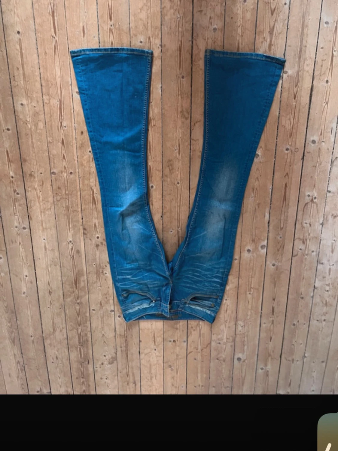 Blå bootcut jeans med slitningar - 1