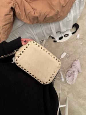 Valentino väska  - Så snygg äkta valentino väldigt väl använd som man ser, repor och smutsig inuti men det syns inte på långt håll, snöret som är på dragkedjan är också borta men går att fixa! Väskan är köpt för 10 000 men säljer för 2100 på grund av slitage❤️😍