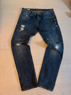 Vintage archive jeans  - Säljer ett par rikigt feta vintage ”archive” jeans med en mörkblå tvätt. Byxorna har inga skador eller annat. Hör av dig vid fler frågor eller funderingar!