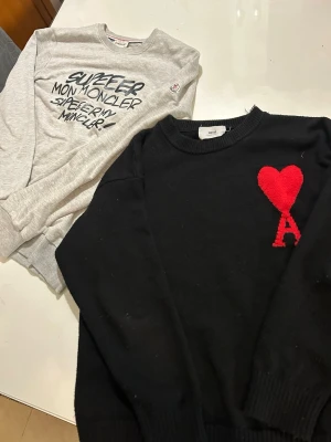 Moncler och ami paris tröjor - Skick på båda är 10/10, moncler tröja (storlek M men passar också S). Storlek på ami paris (M men passar också S). Givetvis autentiska, (moncler enskilt pris för 899), ami paris enskilt pris (649). Tillsammans för 1399. 