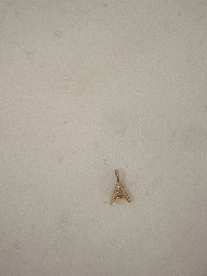 Guldig A-formad berlock - Snygg nästintill oanvänd liten berlock i form av bokstaven A, Guldpläterad