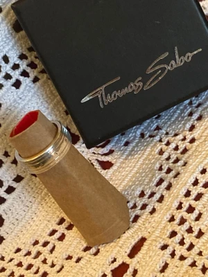 Thomas Sabo silverring  - Säljer en ring från Thomas Sabo, tillverkad i 925 sterlingsilver i storlek 50. Unisex-ring. Vikt: 7,72 g Ordinarie pris: 1149kr.