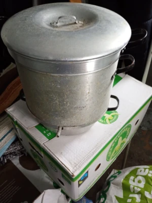 Äldre Stor aluminiumgryta med lock - Säljer en rejäl aluminiumgryta med lock och två svarta handtag på sidorna. Grytan har även en liten pip längst ner för avtappning. Perfekt för större matlagning eller bryggning hemma.