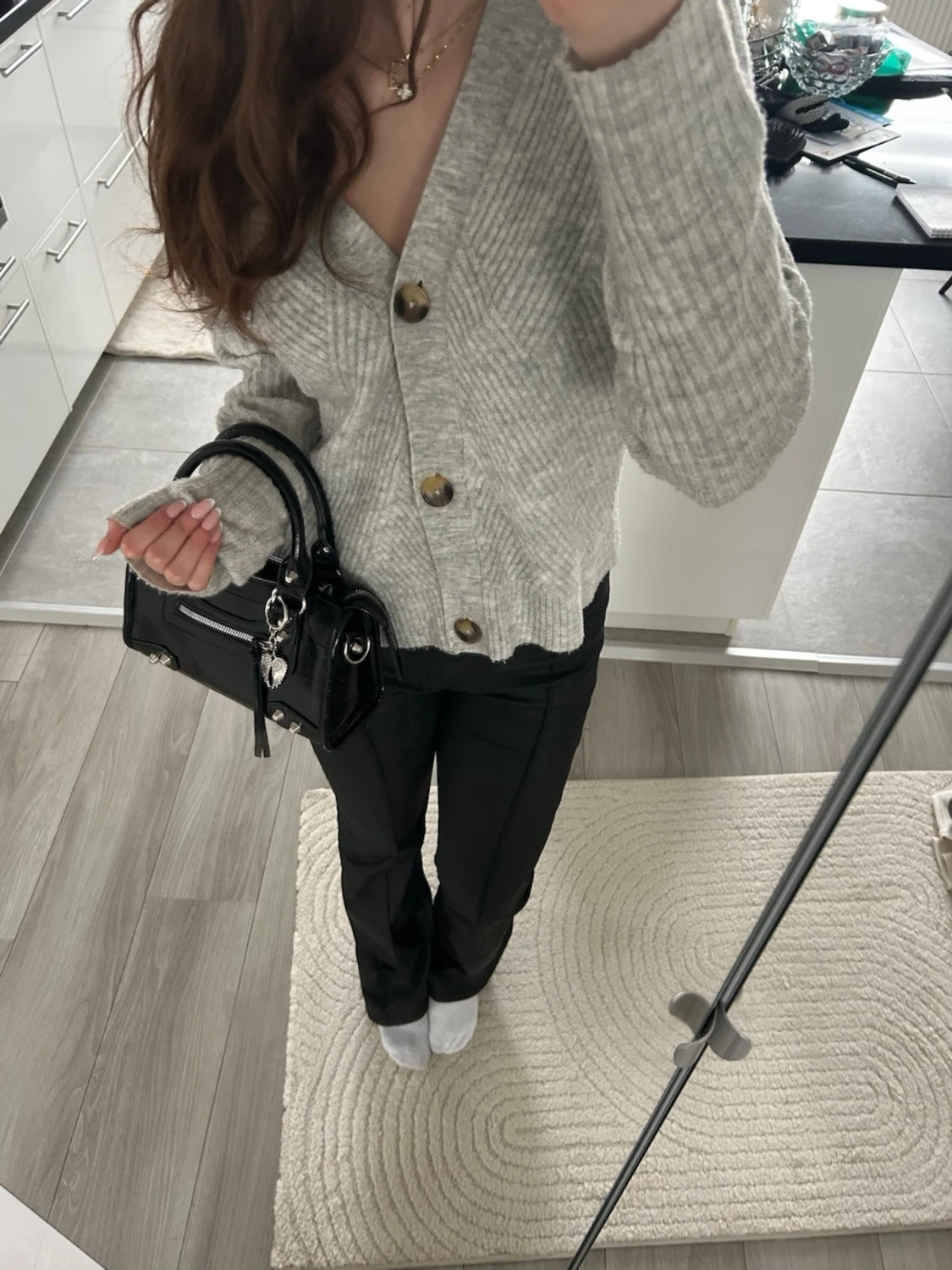 Grå ribbstickad kofta med knappar - 1