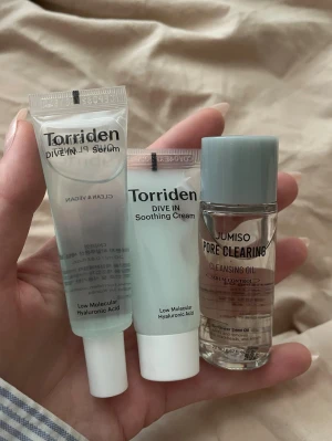 Hudvårdsset från Torriden och Jumiso - Säljer ett hudvårdsset med Torriden Dive-In Serum och Soothing Cream, båda med låg molekylär hyaluronsyra 20 ml x2, samt Jumiso Pore Clearing Cleansing Oil 20 ml. Produkterna kommer i små tuber och flaska i ljusblått och transparent. Perfekt för dig som vill testa koreansk hudvård.