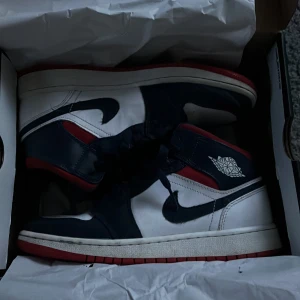 Jordans 1 - Säljer dessa nästan oanvända jordans skor i storlek 36,5 för 990 (ordinarie pris är 2 450kr. Skriv om ni vill ha mer bevis/bilder💕100% äkta