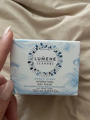 Lumene Nordic Hydra Gel Mask - Återfuktande gelmask från Lumene i serien Nordic Hydra. Kommer i en vit och blå förpackning med modern design och innehåller 100 ml. Passar alla hudtyper och använder nordisk hyalu-björkteknologi för extra fukt.