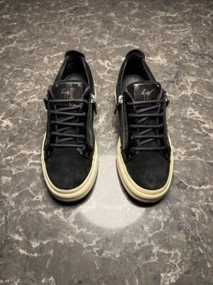 Giuseppe Zanottis - Säljer ett par otroligt snygga skor från det exklusiva märket Giuseppe Zanotti! Skorna är i mycket bra skick, skulle säga ungefär 9/10. Nypris ligger på över 6000kronor men vi säljer våra för endast 1599 och kan gå ner i pris ännu mer vid snabb affär! Skorna är i storlek 41 och är true to size. Skriv gärna ifall det är några funderingar, allt bästa SkoKapet