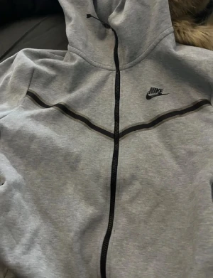 Nike tech fleece - Grå Nike tech fleece i M men passar mig som är xs /s också